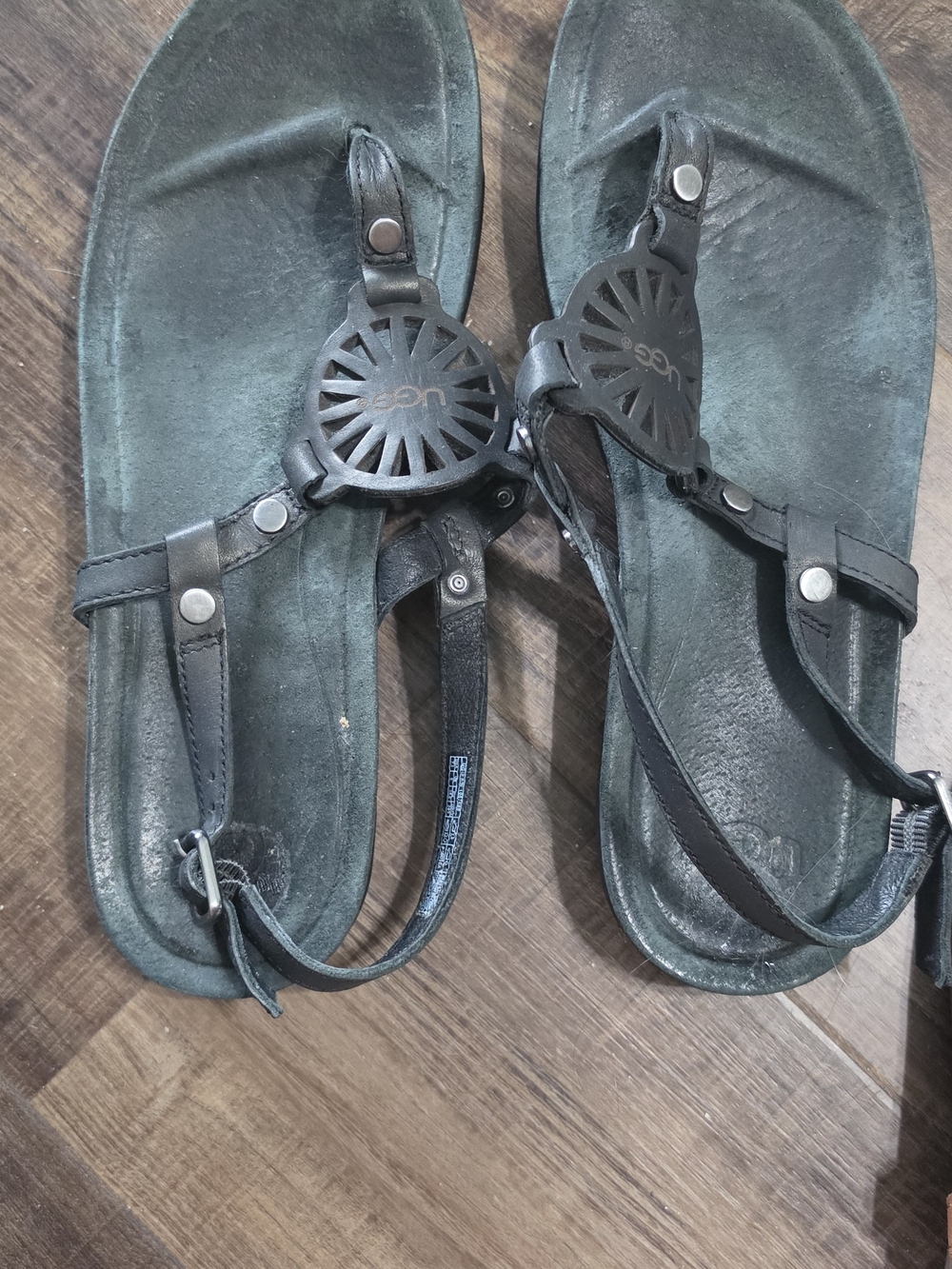 UGG Black Leather Sunburst Medallion Thong Sandals